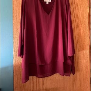 Ladies V neck mix material blouse.  2X. Michael Kors. Burgundy.
